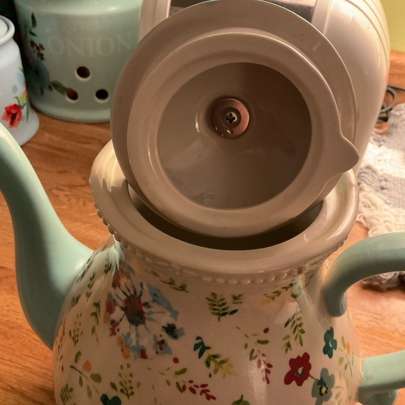 LIKE NEW Retired Pioneer Woman “Kari” 2.4-qt. Teapot - Picture 7 of 9